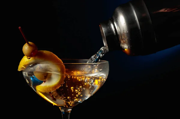 Martini Con Olive Verdi Limone Cocktail Viene Versato Uno Shaker — Foto Stock