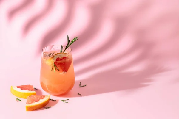 Summer Cocktail Grapefruit Rosemary Ice Drink Pink Background Palm Leaf — Fotografia de Stock