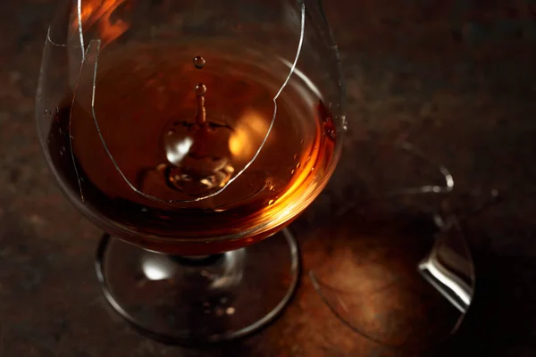 Brandy Est Dans Snifter Cassé Sur Fond Rouillé Goutte Boisson — Photo