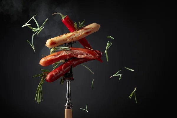 Varias Salchichas Picantes Con Romero Pimienta Picante Fopk Copiar Espacio — Foto de Stock