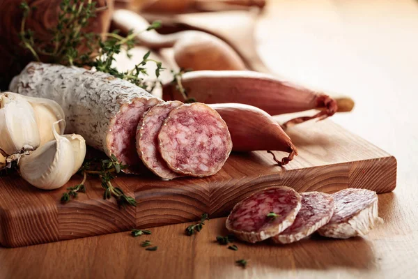 Traditionelle Trockenwurst Mit Thymian Knoblauch Und Zwiebeln Trocken Gepökelte Wurst — Stockfoto