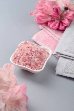 Pembe Himalaya tuzu, çiçeği ve havlusuyla spa kompozisyonu. Boşluğu kopyala.