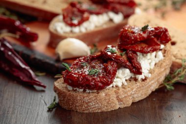 Ricotta, güneşte kurutulmuş domates ve kekik. Geleneksel Akdeniz atıştırması.