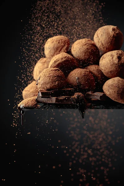 Deliciosas Trufas Chocolate Polvilhadas Com Cacau Sobre Fundo Preto — Fotografia de Stock