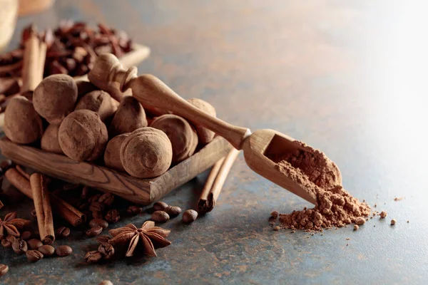 巧克力松露和勺子加可可粉 将肉桂 茴香和咖啡豆放在陈腐生锈的桌子上的糖果 — 图库照片
