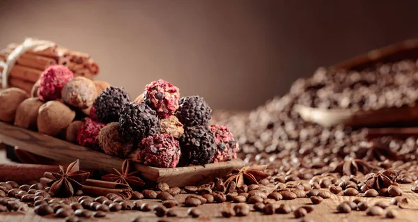 Vários Doces Chocolate Uma Mesa Madeira Deliciosas Trufas Chocolate Com — Fotografia de Stock