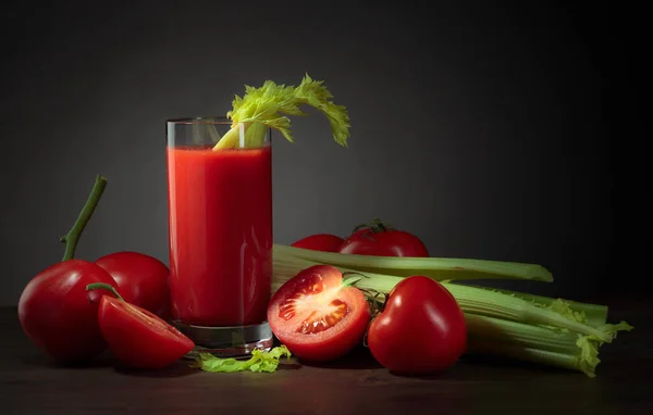 Jus Tomat Dengan Tomat Dan Seledri Atas Meja Kayu — Stok Foto