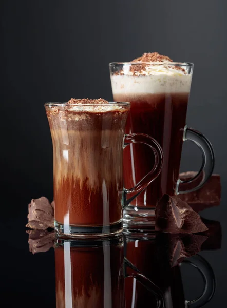 Chocolate Quente Com Chantilly Pedaços Chocolate Escuro Fundo Escuro — Fotografia de Stock