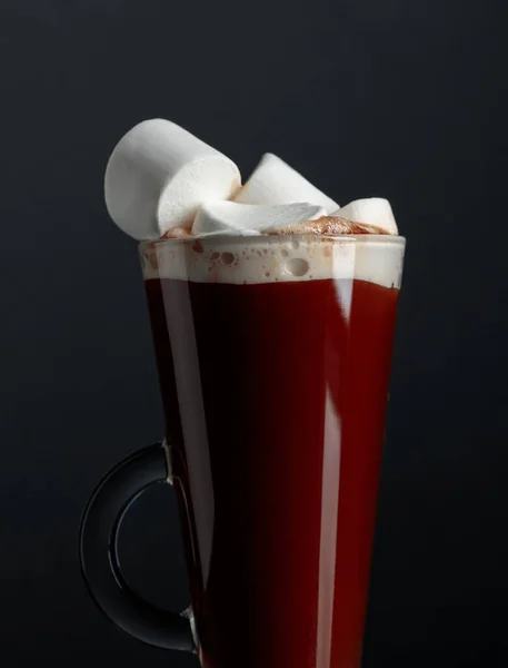 Chocolate Quente Com Marshmallows Fundo Preto Espaço Cópia — Fotografia de Stock