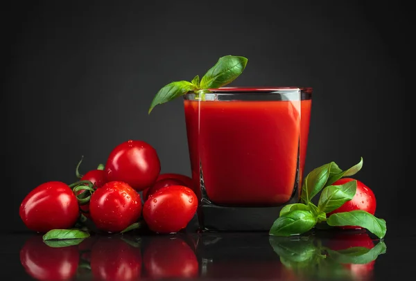 Jugo Tomate Con Albahaca Sobre Fondo Negro — Foto de Stock