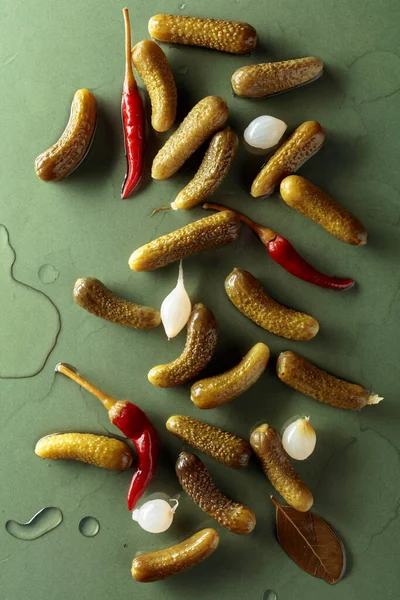 Pepinos Conservados Com Pimentas Cebolas Vista Superior — Fotografia de Stock