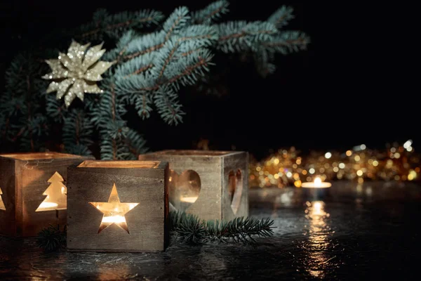 Weihnachtsdekoration Brennende Kerzen Kleinen Holzkisten Auf Einem Vintage Tisch Kopierraum — Stockfoto