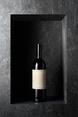 Eski etiketli bir şişe kırmızı şarap. Boşluğu kopyala.