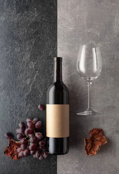 Красное Вино Виноградом Каменном Фоне Пустой Этикетке Вид Сверху — стоковое фото