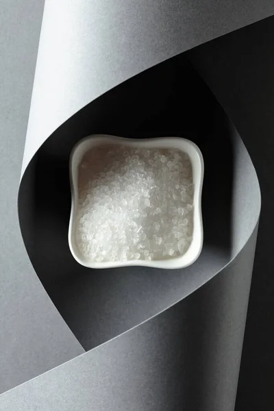 Белая Керамическая Чаша Морской Солью Сером Фоне — стоковое фото