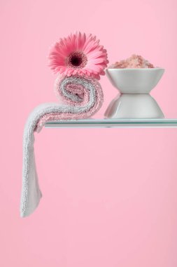 Pembe tuzlu spa kompozisyonu, Gerber ve pembe arka planda havlular. Boşluğu kopyala.