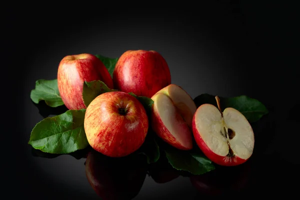 Juicy Apples Leaves Fresh Apples Black Reflective Background — Stock Photo, Image