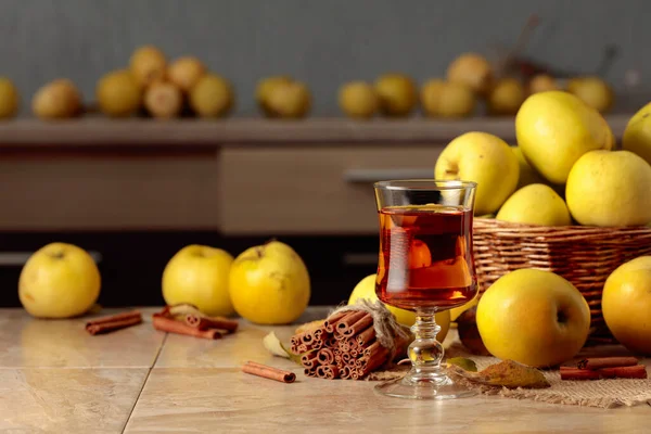 Färska Saftiga Äpplen Korgen Och Glas Äppeljuice Köksbordet — Stockfoto