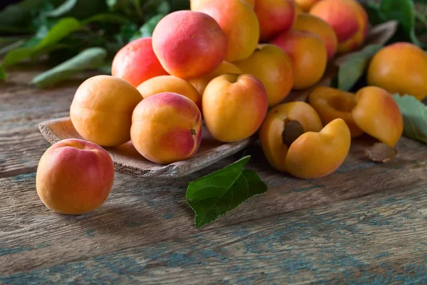 Juicy Fresh Apricots Leaves Old Wooden Table Natural Organic Food — Stock Photo, Image