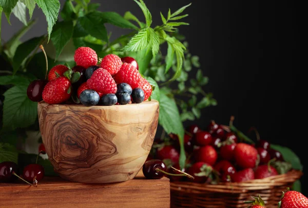 Bagas Frescas Sortidas Com Folhas Morangos Framboesas Mirtilos Cerejas Doces — Fotografia de Stock