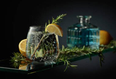 Limon ve biberiyeli cin tonik kokteyli. Köpüklü karbonatlı içecek..