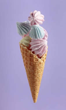 Waffle külahında ev yapımı renkli krema..