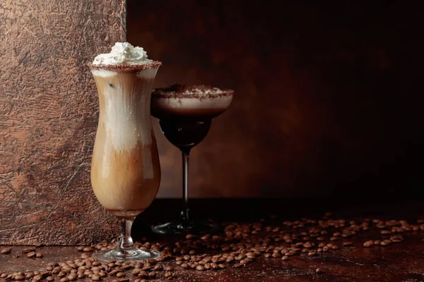 Kaffe Och Chokladdrycker Med Vispgrädde Brun Bakgrund Kopiera Utrymme — Stockfoto