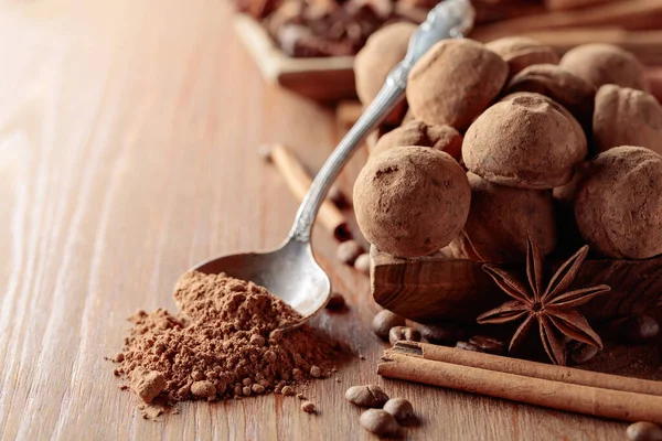 Heerlijke Chocoladetruffels Met Kaneel Anijs Koffiebonen Een Houten Tafel Kopieerruimte — Stockfoto