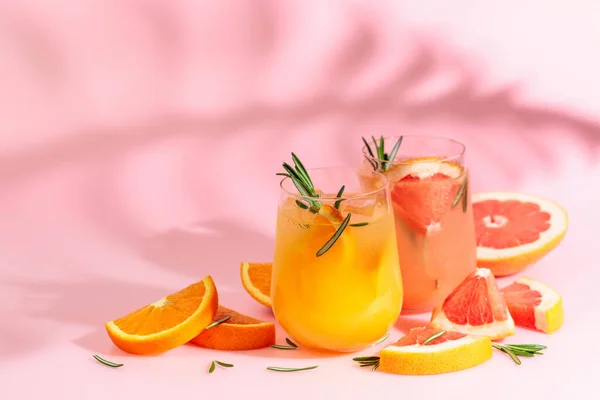 Summer Cocktails Grapefruit Orange Rosemary Ice Drinks Pink Background Palm — 스톡 사진