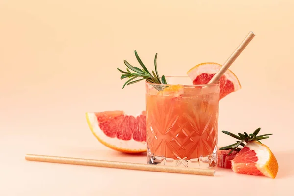 Summer Cocktail Grapefruit Rosemary Ice Crystal Glass Copy Space — стоковое фото