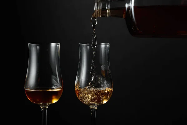 Bevanda Alcolica Forte Versata Una Bottiglia Bicchiere Copia Spazio — Foto Stock