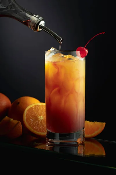 Tequila Sunrise Alkoholischer Cocktail Einem Hohen Glas Grenadine Wird Ein — Stockfoto
