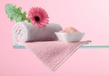 Pembe tuzlu spa kompozisyonu, Gerber ve pembe arka planda havlular. Boşluğu kopyala.