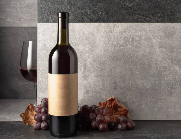 Красное Вино Виноградом Каменном Фоне Бутылке Пустой Этикетке — стоковое фото