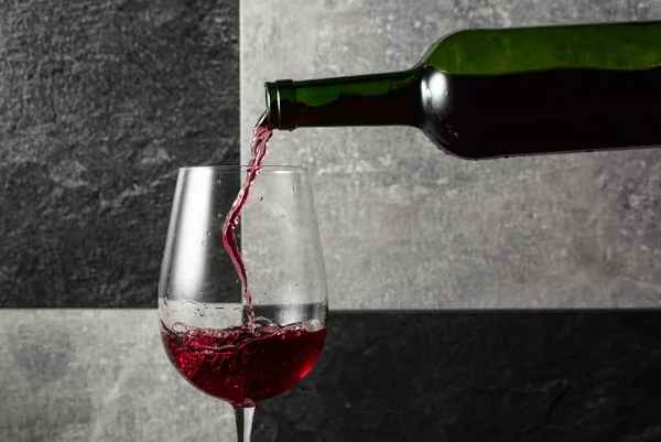 Vin Rouge Est Versé Bouteille Dans Verre Fond Pierre Grise — Photo