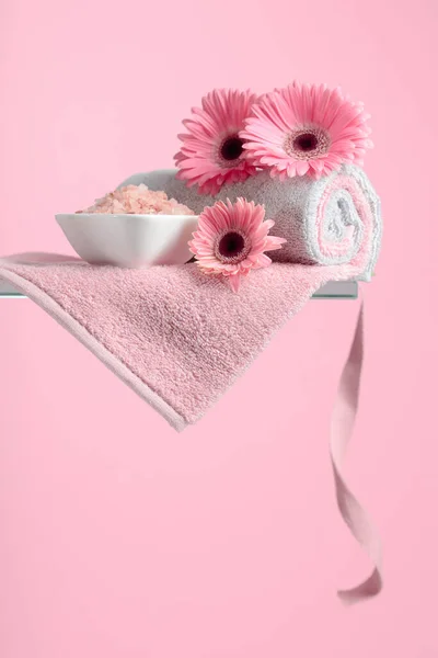 Spa Sammansättning Med Rosa Salt Blommor Och Handduk — Stockfoto