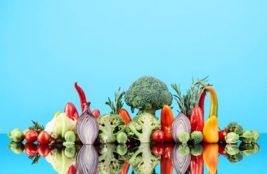 Çeşitli çiğ sebzelerin bileşimi. Vejetaryenlik konusunda kavramsal bir resim.