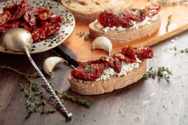 Ricotta, güneşte kurutulmuş domates ve kekik. Geleneksel Akdeniz atıştırması.