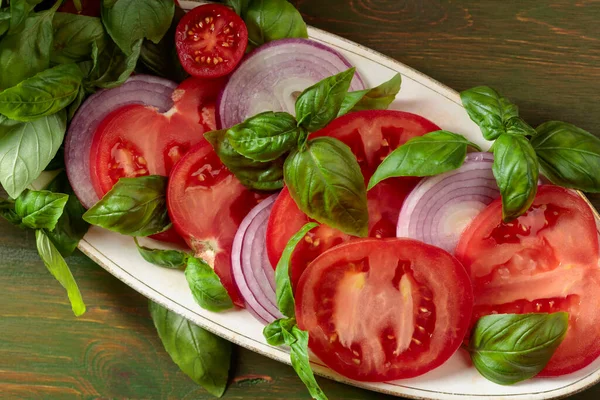 Salada Com Tomate Manjericão Cebola Vermelha Uma Velha Mesa Madeira — Fotografia de Stock