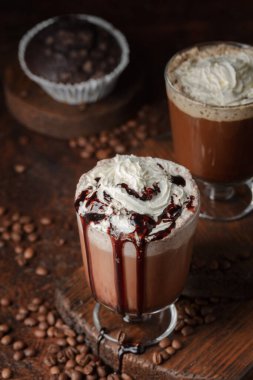 Çikolatalı kek ve kremalı kahve kokteyli..