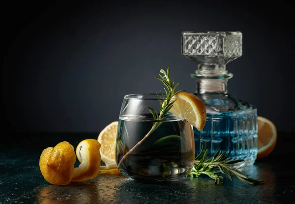 Gin Tonic Cocktail Med Citron Och Rosmarin Kopiera Utrymme — Stockfoto