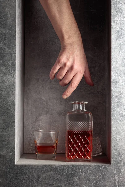 Main Tendue Pour Carafe Whisky Une Image Conceptuelle Sur Thème — Photo