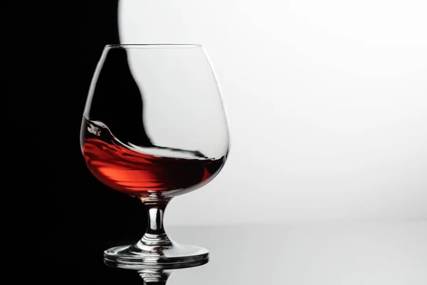 Goccio Brandy Bicchiere Snifter Copia Spazio — Foto Stock