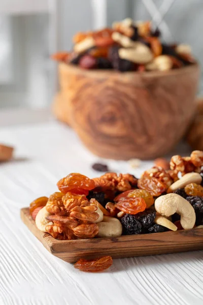 Nüsse Und Rosinen Auf Einem Weißen Holztisch Mischen Rosinen Walnüsse — Stockfoto