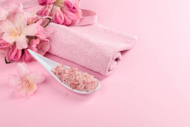 Pembe Himalaya tuzu, çiçeği ve havlusuyla spa kompozisyonu. Boşluğu kopyala.