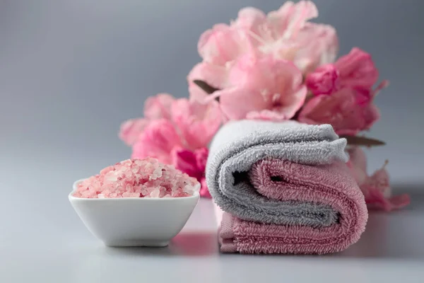 Spa Samenstelling Met Roze Himalaya Zout Bloemen Handdoek — Stockfoto