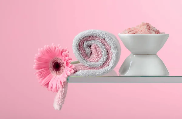 Spa Komposition Med Rosa Salt Gerber Och Handdukar Rosa Bakgrund — Stockfoto