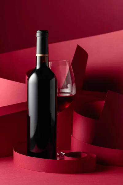 Botella Copa Vino Tinto Sobre Fondo Rojo —  Fotos de Stock