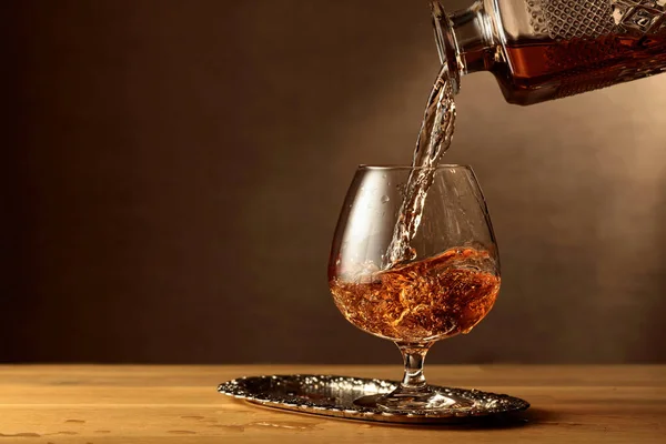 Brandy Vierte Decantador Vaso Francotirador Cognac Una Mesa Roble Copiar —  Fotos de Stock