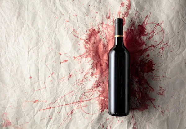 Botella Vino Tinto Sobre Fondo Papel Con Manchas Vino — Foto de Stock